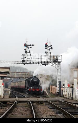 'Morayshire' au départ de Wansford avec un train en direction de l'est. Banque D'Images