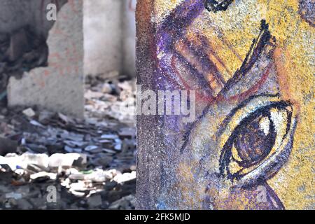 Joli graffiti d'un triste oeil pleurant peint sur le mur d'une maison abandonnée en ruines dans la campagne Banque D'Images