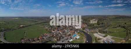 Arundel West Sussex vue panoramique aérienne de la rivière Arun Passer devant le château d'Arundel et la cathédrale de ce populaire destination touristique Banque D'Images
