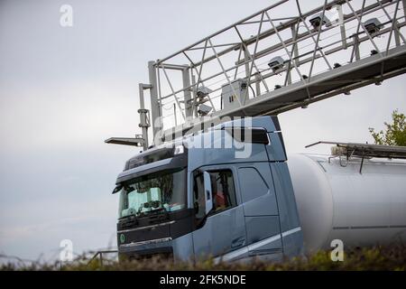 Weilerswist, NRW, Allemagne, 04 28 2021, système de péage sur une autoroute en allemagne, un camion sous le système Banque D'Images