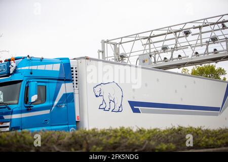 Weilerswist, NRW, Allemagne, 04 28 2021, système de péage sur une autoroute en allemagne, un camion sous le système Banque D'Images