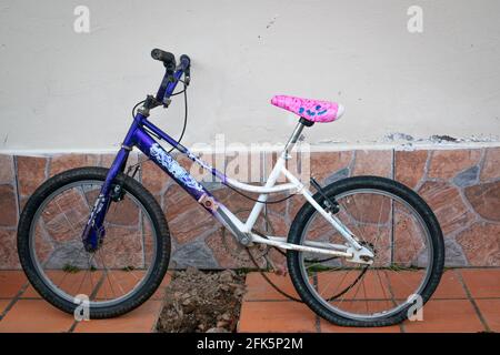 Guatapé, Antioquia, Colombie - avril 3 2021: Vieux vélo avec pneu plat est penchée contre un mur de maison Banque D'Images