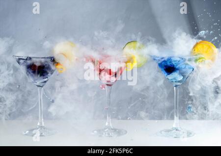 Cocktails artisanaux colorés avec fumée de glace sèche Banque D'Images
