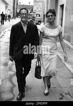 Encore photographe BUD FRAKER et SHIRLEY MacLaine sur Paramount Studios Lot à Hollywood au début de 1955 quand elle apparaissait dans ses 2nd artistes de film ET DES MODÈLES avec des décors de Cecil B. Demille les dix Commandements en arrière-plan Banque D'Images