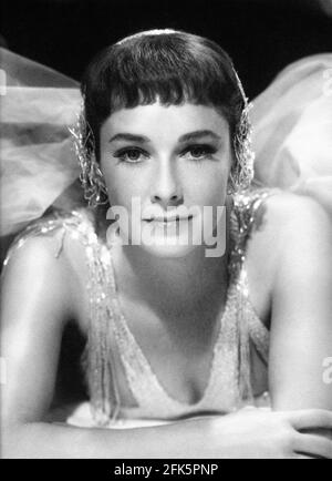VERA MILES Portrait par BUD FRAKER pour BEAU JAMES 1957 directeur MELVILLE SHAVELSON livre Gene Fowler costume design Edith Head Hope Enterprises / Scribe Productions / Paramount Pictures Banque D'Images