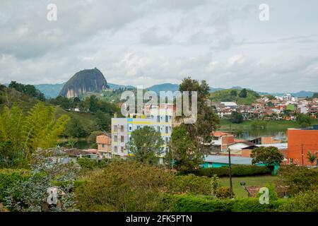 Vue sur la Pierre (le Guatape Peñol) depuis la campagne d'Antioquia, Colombie Banque D'Images