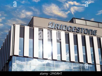 Pologne, Poznan - 27 avril 2021 : le logo du fabricant de pneus Bridgestone sur la façade d'une entreprise. Banque D'Images