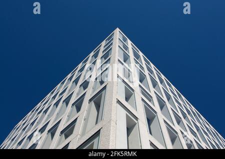 Vue à angle bas d'une façade moderne de bâtiment de bureau à Rotkreuz, Suisse Banque D'Images