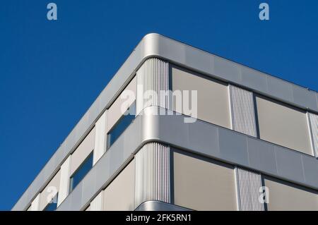 Vue rapprochée d'un immeuble de bureaux moderne situé dans la ville de Lugano, en Suisse Banque D'Images