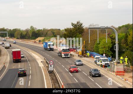 Dorney Reach, Buckinghamshire, Royaume-Uni. 27 avril 2021. La M4 est en cours de modernisation pour devenir une autoroute intelligente avec toutes les voies de circulation (ALR). Le secrétaire aux transports Grant Shapps a annoncé qu'aucune autre autoroute ALR ne sera autorisée à s'ouvrir sans que la technologie radar ne soit mise en place pour localiser les véhicules arrêtés. Il y a eu 38 morts sur les autoroutes intelligentes au Royaume-Uni au cours des 5 dernières années. Crédit : Maureen McLean/Alay Banque D'Images