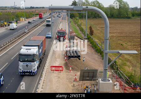 Dorney Reach, Buckinghamshire, Royaume-Uni. 27 avril 2021. La M4 est en cours de modernisation pour devenir une autoroute intelligente avec toutes les voies de circulation (ALR). Le secrétaire aux transports Grant Shapps a annoncé qu'aucune autre autoroute ALR ne sera autorisée à s'ouvrir sans que la technologie radar ne soit mise en place pour localiser les véhicules arrêtés. Il y a eu 38 morts sur les autoroutes intelligentes au Royaume-Uni au cours des 5 dernières années. Crédit : Maureen McLean/Alay Banque D'Images