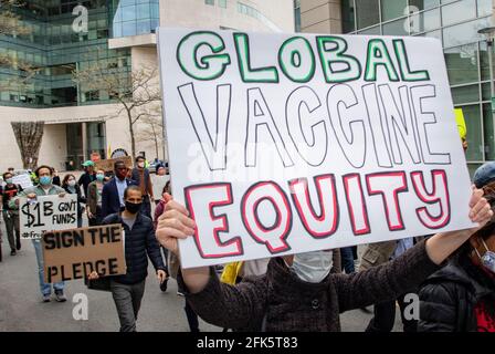 Cambridge, Massachusetts, États-Unis. 28 avril 2021, Cambridge, Massachusetts, États-Unis : des manifestants se rassemblent devant le siège de Moderna à Cambridge pour appeler à un meilleur accès mondial à la technologie qui sous-tend le vaccin COVID-19 de Cambridge. Crédit: Keiko Hiromi/AFLO/Alay Live News crédit: AFLO Co. Ltd./Alay Live News Banque D'Images