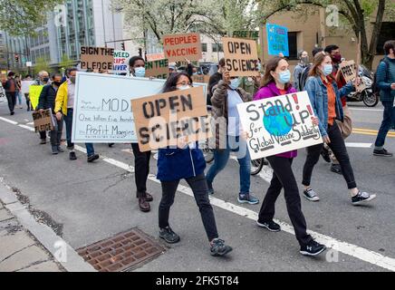 Cambridge, Massachusetts, États-Unis. 28 avril 2021, Cambridge, Massachusetts, États-Unis : des manifestants se rassemblent devant le siège de Moderna à Cambridge pour appeler à un meilleur accès mondial à la technologie qui sous-tend le vaccin COVID-19 de Cambridge. Crédit: Keiko Hiromi/AFLO/Alay Live News crédit: AFLO Co. Ltd./Alay Live News Banque D'Images