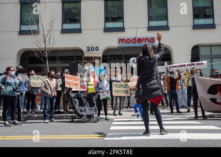 Cambridge, Massachusetts, États-Unis. 28 avril 2021, Cambridge, Massachusetts, États-Unis : des manifestants se rassemblent devant le siège de Moderna à Cambridge pour appeler à un meilleur accès mondial à la technologie qui sous-tend le vaccin COVID-19 de Cambridge. Crédit: Keiko Hiromi/AFLO/Alay Live News crédit: AFLO Co. Ltd./Alay Live News Banque D'Images