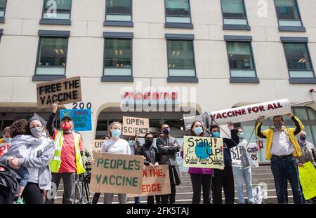 Cambridge, Massachusetts, États-Unis. 28 avril 2021, Cambridge, Massachusetts, États-Unis : des manifestants se rassemblent devant le siège de Moderna à Cambridge pour appeler à un meilleur accès mondial à la technologie qui sous-tend le vaccin COVID-19 de Cambridge. Crédit: Keiko Hiromi/AFLO/Alay Live News crédit: AFLO Co. Ltd./Alay Live News Banque D'Images