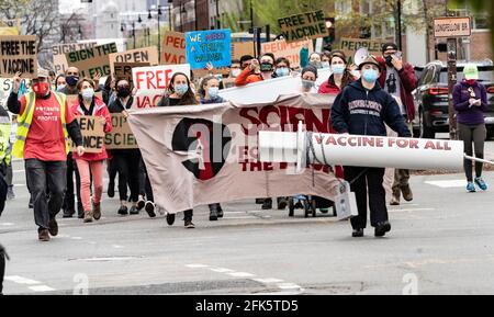 Cambridge, Massachusetts, États-Unis. 28 avril 2021, Cambridge, Massachusetts, États-Unis : des manifestants se rassemblent devant le siège de Moderna à Cambridge pour appeler à un meilleur accès mondial à la technologie qui sous-tend le vaccin COVID-19 de Cambridge. Crédit: Keiko Hiromi/AFLO/Alay Live News crédit: AFLO Co. Ltd./Alay Live News Banque D'Images