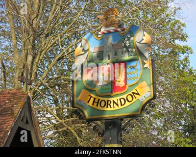 Gros plan sur les armoiries décoratives du village de Thorndon, dans le Suffolk, érigé au cœur du village, à côté de l'église médiévale All Saints. Banque D'Images