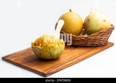 Pomme de bois également connue sous le nom de Bael, Bel, Belgiri, Bili, Bhuel ou Shirphal en Inde. Le fruit médicinal nettoie et renforce le foie, le système digestif, Re Banque D'Images