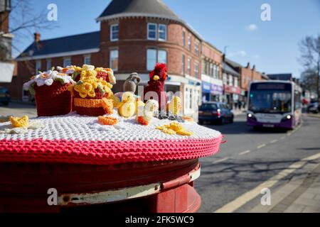 High Street Alfreton Derbyshire, boîte postale avec caricatures au crochet Banque D'Images