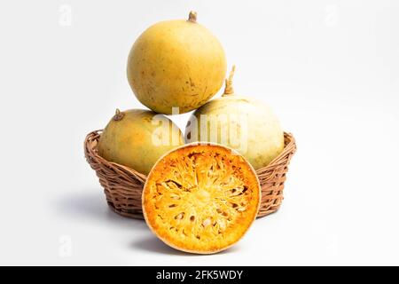 Pomme de bois également connue sous le nom de Bael, Bel, Belgiri, Bili, Bhuel ou Shirphal en Inde. Le fruit médicinal nettoie et renforce le foie, le système digestif, Re Banque D'Images