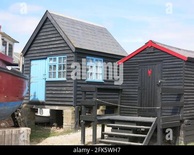 Southwold Harbour est une destination touristique populaire avec les belles cabanes de pêcheurs de planches à revêtement noir et le patrimoine de pêche le long de la rivière Blyth. Banque D'Images