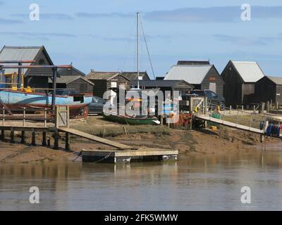 Vue depuis le côté Walberswick de la rivière Blyth jusqu'aux jetées et aux cabanes de pêcheurs noirs de Southwold Harbour. Banque D'Images