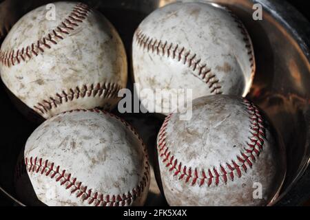 Quatre balles de base usées-stall pour le lait de bouteille Toss carnaval jeu. Zhangye-Gansu-Chine-1305 Banque D'Images
