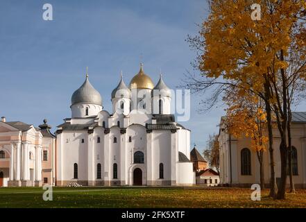 Cathédrale Sainte-Sophie dans le Kremlin de Novgorod, le jour d'octobre d'automne ensoleillé. Veliky Novgorod, Russie Banque D'Images