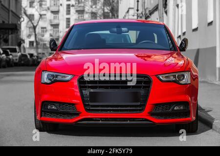 voiture de luxe rouge garée dans la rue de la ville Banque D'Images