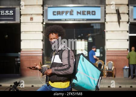 Vélo rider vélo coursier Deliveroo compagnie de livraison de nourriture en ligne Banque D'Images