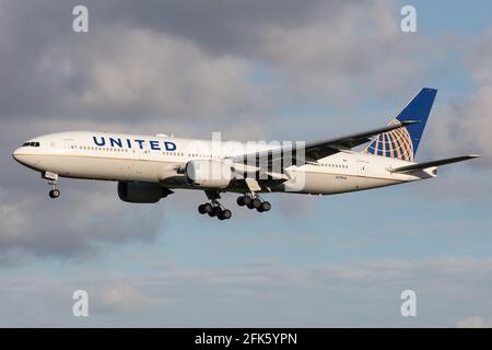 AMSTERDAM, PAYS-BAS - 12 septembre 2020 : United Airlines (UA / UAL) approche de l'aéroport d'Amsterdam Schiphol (EHAM/AMS) avec un Boeing 777-222(ER) B772 (N7 Banque D'Images