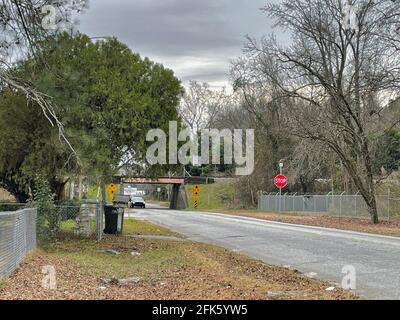 Augusta, GA USA - 04 12 21: Le pont de train bas sur Olive Road comme cause de nombreuses épaves au fil des ans avec des camions Banque D'Images