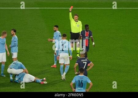 Paris, France. 28 avril 2021. IDRISSA GUEYE, milieu de terrain de Paris SG, prend une carte rouge après son scandale sur ILKAY GUNDOGAN Manchester City lors de la demi-finale de la Ligue des Champions entre Paris Saint Germain et Manchester City au Parc des Princes Stadium - Paris France .Manchester City a gagné 2:1 crédit : Pierre Stevenin/ZUMA Wire/Alay Live News Banque D'Images