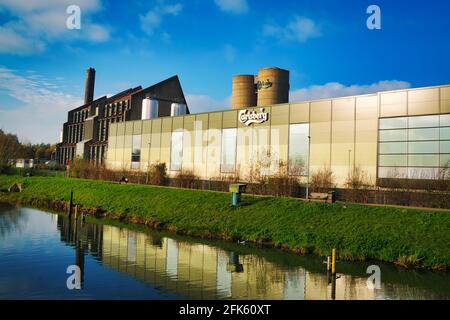 NORTHAMPTON, ROYAUME-UNI - 12 février 2016 : usine Carlsberg à Northampton, bâtiment à côté de la rivière Nene, en journée Banque D'Images
