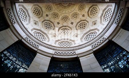 Plafond au-dessus de la porte de Bush House, un bâtiment classé, qui fait actuellement partie du campus Strand du King's College de Londres Banque D'Images