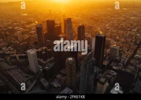 LOS ANGELES, ÉTATS-UNIS - 08 avril 2021 : prise de vue aérienne au lever du soleil du centre-ville DE LOS ANGELES Banque D'Images