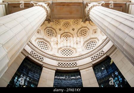 Entrée à Bush House, un bâtiment classé Grade II, qui fait actuellement partie du campus Strand du King's College de Londres, anciennement BBC World Service Banque D'Images