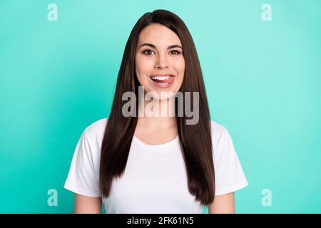 Photo de jeune femme attrayante heureux positif sourire langue poussin dents savoureuses aliments affamés isolés sur fond de couleur sarcelle Banque D'Images