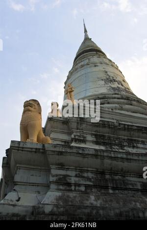 Statues de lions au stade principal de Wat Phnom Penh, au Cambodge Banque D'Images