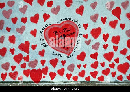 Londres, Royaume-Uni. 28 avril 2021. Mur Covid à l'hôpital St Thomas, sur la rive sud de la Tamise. Les coeurs sont peints sur le mur pour chaque personne décédée d'un coronavirus au Royaume-Uni. Credit: JOHNNY ARMSTEAD/Alamy Live News Banque D'Images