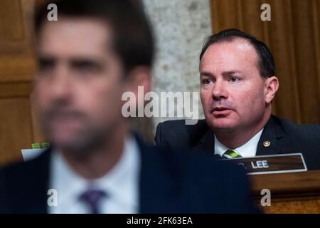 ÉTATS-UNIS - 28 AVRIL : le sénateur des États-Unis Mike Lee (républicain de l'Utah), à droite, et le sénateur américain Tom Cotton (républicain de l'Arkansas), assistent à l'audience de confirmation de la Commission judiciaire du Sénat dans l'édifice Dirksen du Bureau du Sénat à Washington, DC, le mercredi 28 avril 2021. Ketanji Brown Jackson, nommé juge du circuit américain pour le circuit du District de Columbia, et Candace Jackson-Akiwumi, nommé juge du circuit américain pour le septième circuit, ont témoigné sur le premier panel. Crédit : Tom Williams/Pool via CNP | utilisation dans le monde entier Banque D'Images