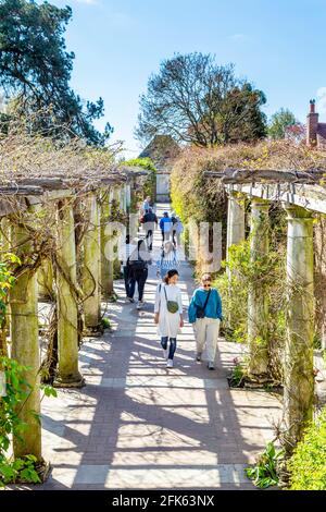 Les gens qui font des promenades au Hampstead Heath Pergola et Hill Gardens, dans le nord de Londres, au Royaume-Uni Banque D'Images