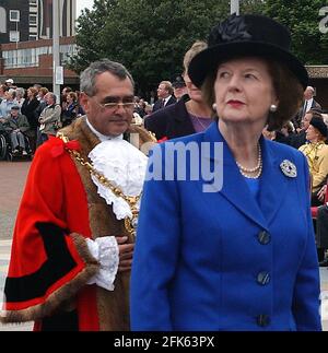 LE MAIRE DE GOSPORT GEOFF BARTLETT ESCORTE LA BARONNE THATCHER AU SERVICE COMMÉMORATIF FALKANDS, GOSPORT. QUELQUES HEURES AVANT QU'IL NE S'EFFONDRE ET QU'IL MEURT D'UNE CRISE CARDIAQUE. PIC MIKE WALKER, 2002 Banque D'Images