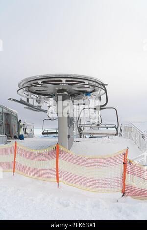 Kasprowy Wierch, Pologne 28.01.2021- télésiège de ski vue arrière. Obstacles au premier plan. Paysage hivernal enneigé. Le coup est pris pendant la journée dans la ville de Zakopane Pologne. Banque D'Images