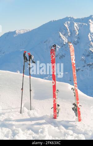 Kasprowy Wierch, Pologne 28.01.2021 - Skiboard et bâtons de ski dans le fond de montagnes enneigées contre le ciel bleu. Saison d'hiver. Paysage enneigé. Station de ski. Banque D'Images