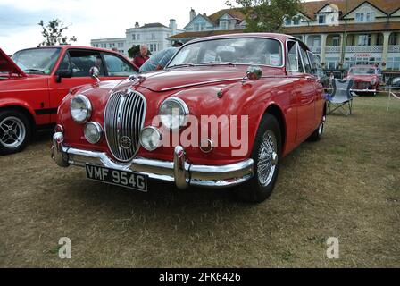 Une Jaguar Mk2 de 1968 jusqu'en stationnement sur l'affichage à l'English Riviera Classic Car Show, Paignton, Devon, Angleterre, Royaume-Uni. Banque D'Images