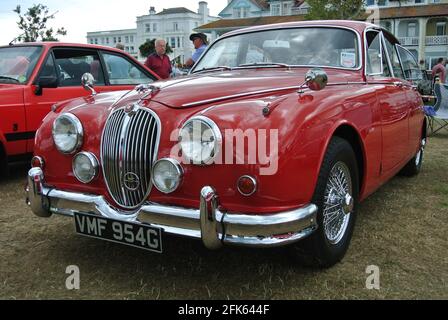 Une Jaguar Mk2 de 1968 jusqu'en stationnement sur l'affichage à l'English Riviera Classic Car Show, Paignton, Devon, Angleterre, Royaume-Uni. Banque D'Images