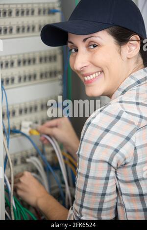 beau serveur d'analyse de technicien souriant Banque D'Images