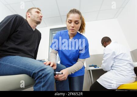 médecin neurologue examinant la patiente Banque D'Images