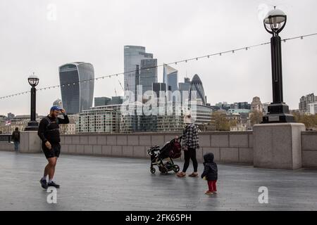 Londres, Royaume-Uni. 28 avril 2021. Les touristes apprécient les promenades en plein air à Southbank avec la City de Londres en arrière-plan, car les restrictions de coronavirus commencent à se relâcher et l'économie commence à reprendre à Londres, Angleterre le 28 avril 2021. Le Premier ministre Boris Johnson a établi une feuille de route pour alléger les restrictions et de nombreuses activités de plein air sont maintenant autorisées. (Photo par Dominika Zarzycka/Sipa USA) crédit: SIPA USA/Alay Live News Banque D'Images